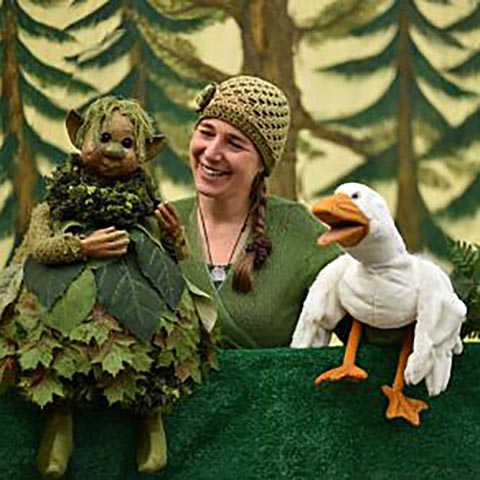 Lisa Schamberger mit ihren Handpuppen Kobolt und Gänserich Max